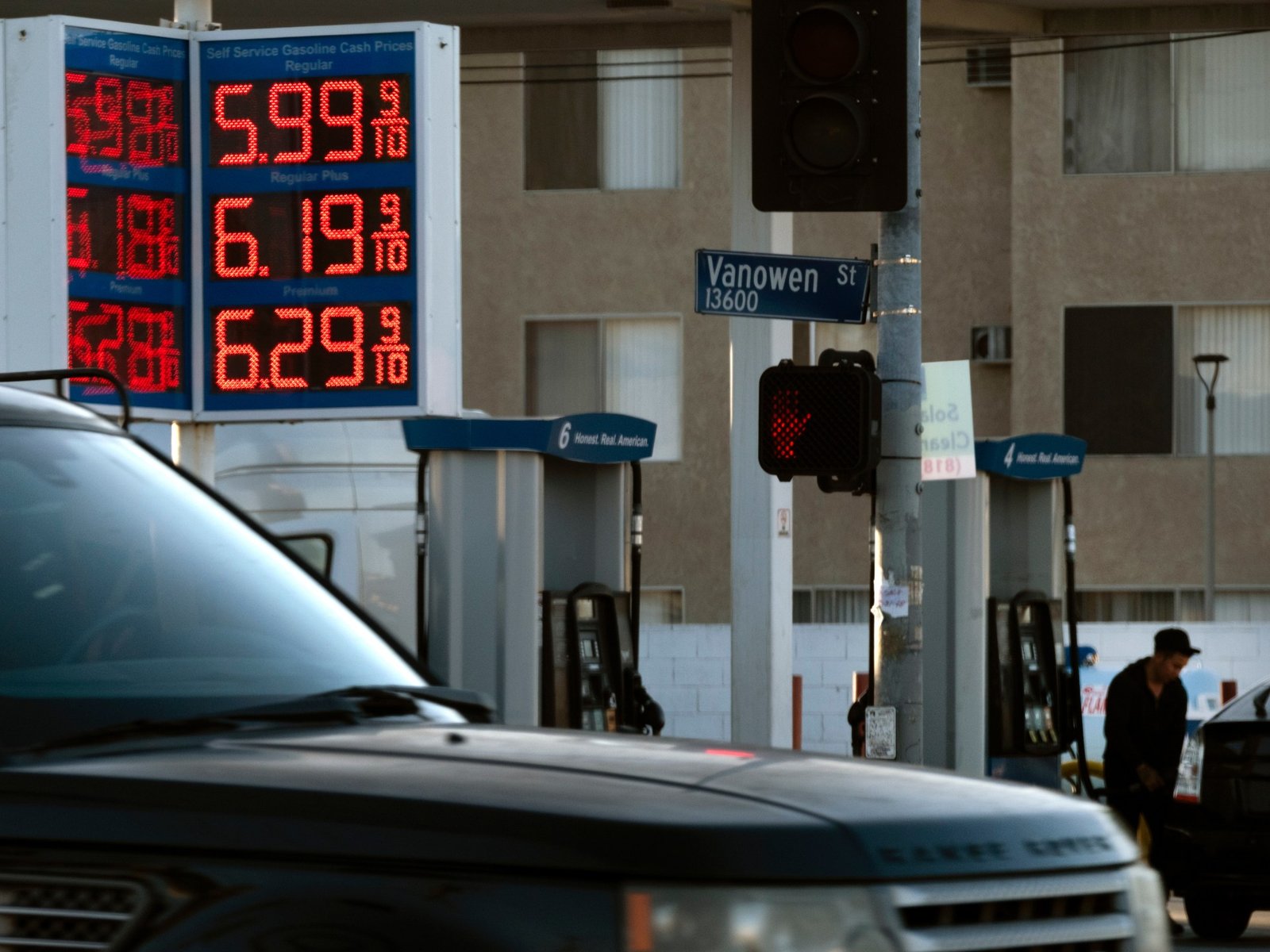 US inflation rises before midterm elections, fuelling rate hike fears